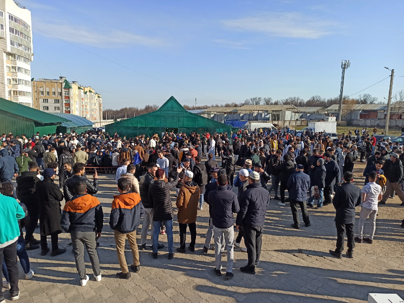 Праздничный намаз ураза. Ураза байрам в Чебоксарах. Ураза байрам. С праздником байрам. Мечеть большие кабаны Ураза байрам.