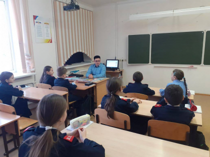 ПРЕПОДАВАТЕЛЬ МЕДРЕСЕ "ГУЛИСТАН" ПРОВЕЛ В ШКОЛЕ УРОК НА ТЕМУ НРАВСТВЕННОСТИ И ПАТРИОТИЗМА