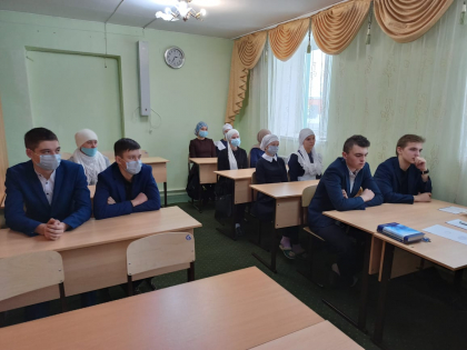 Председатель ДУМ ЧР проводит лекцию для старшеклассников Шыгырданской СОШ