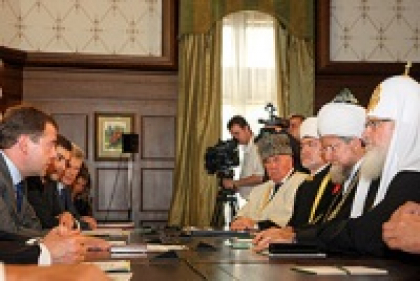 Дмитрий Медведев отвел религии две школьные четверти
