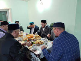 Первый заместитель муфтия Чувашии Ильяс хазрат Сафиянов, передал слова приветствия от муфтия Альбир хазрат Крганова и председателя ДУМ ЧР Мансур хазрат Хайбуллова.