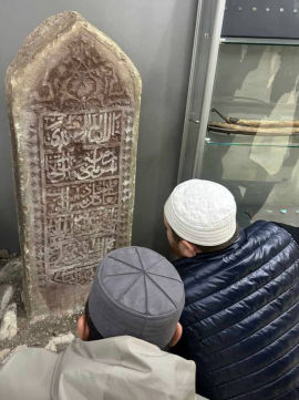 В НАЦИОНАЛЬНОМ МУЗЕЕ ЧУВАШИИ ПРЕДСТАВЛЕН СТАРИННЫЙ НАДГРОБНЫЙ КАМЕНЬ