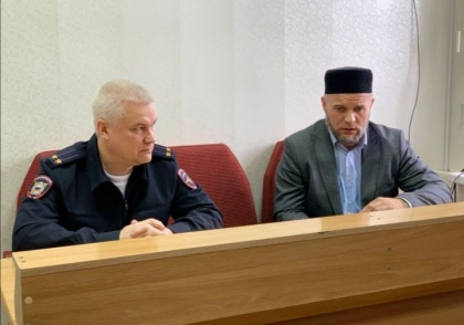 Мансур хазрат Хайбуллов получил удостоверение члена Общественного совета МО МВД "Батыревский"