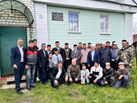 в деревне Именево Батыревского муниципального округа открыли памятную доску в честь уважаемого Шарафутдинова Зарипжана Хайрулловича.