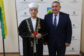 Глава Комсомольского округа Николай Раськин вручил юбилейную медаль в честь 80-летия Победы Альберт хазрату Алиуллову.