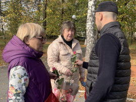 В ШУМЕРЛЕ В ЧЕСТЬ МАУЛИДА МУСУЛЬМАНЕ ПОРАДОВАЛИ ЖИТЕЛЕЙ ГОРОДА ЦВЕТАМИ