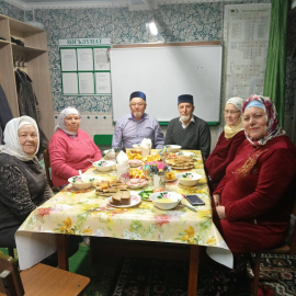 ШАКИРДЫ ОТБЛАГОДАРИЛИ УЧИТЕЛЬНИЦУ ЗА МНОГОЛЕТНИЙ ТРУД