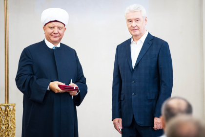 Мэр Москвы вручил главе ДСМР Альбиру хазрату Крганову медаль ордена «За заслуги перед Отечеством» II степени
