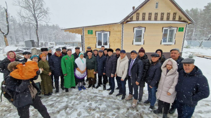 ПОД РУКОВОДСТВОМ ДУХОВНОГО УПРАВЛЕНИЯ МУСУЛЬМАН ЧУВАШИИ В СЕЛЕ ЮЛДУС ПОСТРОИЛИ ДОМ ДЛЯ СЕМЬИ УЧИТЕЛЯ