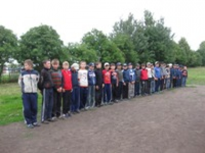 Спортивные занятия в летнем лагере.