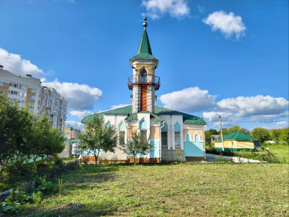 Мечеть «Булгар» Духовного управления мусульман Чувашской Республики в городе Чебоксары под руководством имам хатыйба мечети Хабир хазрат Ханова накормила более 10 000 человек во время ифтаров 2025 года