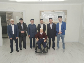 В День Великой Победы имам-хатыбы села Шыгырдан Батыревского муниципального округа навестили ветерана Великой Отечественной войны.