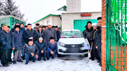 В селе Шыгырдан имам-хатыбу вручили ключи от нового автомобиля