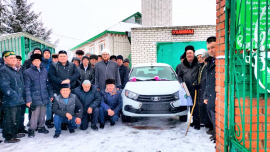 В селе Шыгырдан имам-хатыбу вручили ключи от нового автомобиля